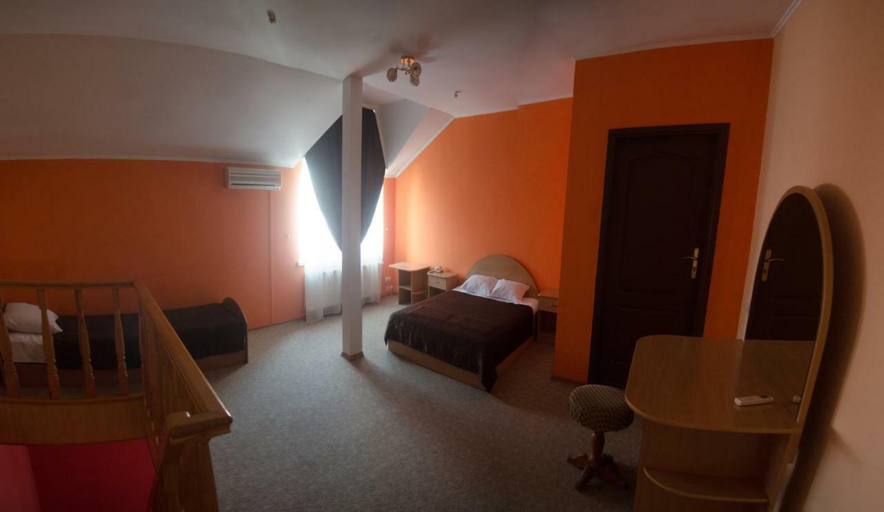 Galant Hotel Boryspilʼ Buitenkant foto